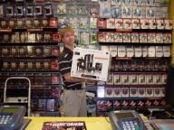 DLB-Network: GameStop in Dallas, MGS4 Midnight Release
