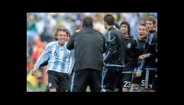 Gabriel Heinze’s header just enough to lead Argentina past Nigeria at World Cup