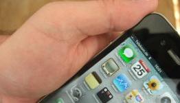 iPhone 4: Apple disadvantages left-handed people?