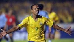 Luis Fabiano signs new Sevilla deal