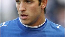 Van der Vaart set for Tottenham stay