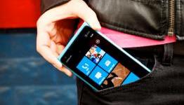 Nokia cuts price of flagship Lumia 900 by half
