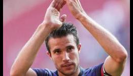 Football round-up: Robin van Persie gets muted welcome from Arsenal fans