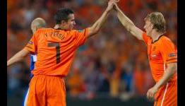 Van Persie gives away goalscoring cheque to Kuyt’s charity