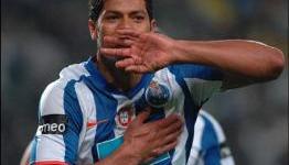 Hulk (Porto) ignores fair play etiquette to punish dozy duo Mauricio & Babanco (Olhanense)