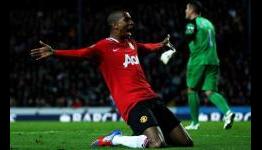 Ashley Young: Van Persie is a world-class striker