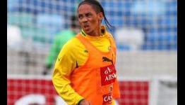 Everton midfielder Pienaar retires from South Africa duty