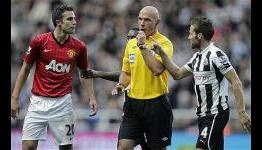 Alan Pardew accuses Robin van Persie of elbowing Yohan Cabaye