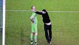 Leeds fan attacks Chris Kirkland