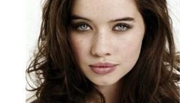 Halo 4: Forward Unto Dawn’s Anna Popplewell Shares Her Experience: “There Were A Lot Of Guns.”