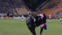 A one-legged pitch invader disturbs Corinthians v Coritiba