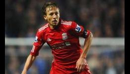 Suarez is too strong to be affected by Old Trafford abuse, says Liverpool’s Lucas