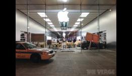 Car smashes into Lincoln Park Apple Store, no one seriously injured