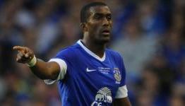 Defender Sylvain Distin commits to Everton on new one-year deal