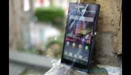 Sony uses supermodels to show off Xperia Z’s waterproof feature