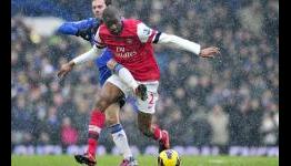 Arsenal midfielder Diaby out for up to nine months with cruciate ligament injury