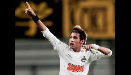 VIDEO: Santos striker Neymar scores wonder goal and dances