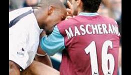 Jermaine Defoe biting Javier Mascherano SUAREZ wasn’t the 1st
