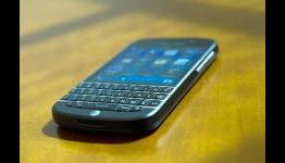 BlackBerry Q10 smartphone boasts a rarity: a physical keyboard