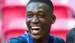Watch Per Mertesacker teach Yaya Sanogo how to stand in the wall as the Frenchman learns on the job