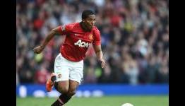 Valencia signs new Manchester United contract