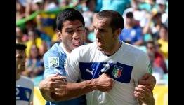 Did Suarez try to bite Chiellini before?