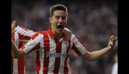 Herrera arrives to complete Man Utd switch