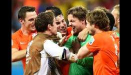 Van Gaal’s goalkeeping masterstroke keeps Dutch dream alive