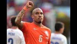 Manchester United make late push for Nigel de Jong