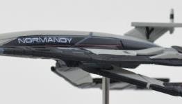 Collector’s Cabinet: Mass Effect Normandy SR-1 Ship Replica from Dark Horse