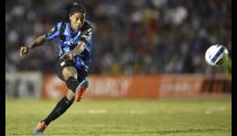 Ronaldinho Stops To Sign Young Pitch Invader’s Shirt In The Middle Of Mexican League Match (Video)