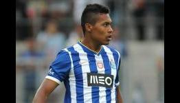 Alex Sandro scores lucky lob for Porto
