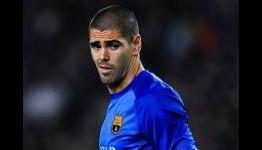 Official: Manchester United sign Valdes on 18-month deal