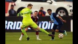 Bayern Munich’s Manuel Neuer tackles Al Hilal player twice 35 yards from goal