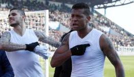 Icardi and Guarin throw their shirts to fans after Inter loss, fans throw them back, anger ensues