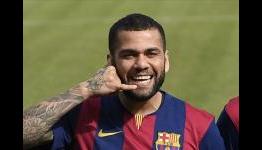 Dani Alves deserves new Barcelona contract