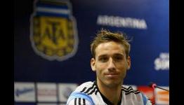 Man Utd face PSG competition for Lazio midfielder Biglia