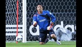 Tokyo keeper Gondo puts on show for new Japan boss