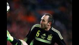 Booing Iniesta’s a disgrace – Hiddink