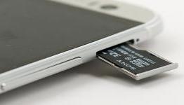 Smartphone Manufacturers are Ditching Micro SD Card Slots Because it’s a “Bad Idea”