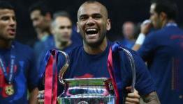 Dani Alves commits to Barcelona with two-year contract extension