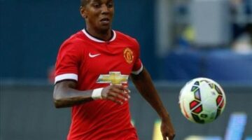 Ashley Young signs new Manchester United deal