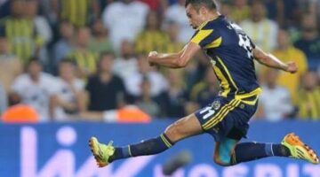 No more tears: Van Persie meets crying Man Utd fan at Fenerbahce game