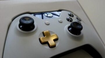 ShopTo unboxes the Xbox One Lunar White Controller