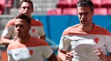 Memphis Depay and Robin van Persie in training ground bust-up