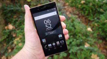 Wave goodbye to the smartphone death grip