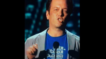 Phil Spencer uses shirt in Portuguese at the awards The Game Awards 2015