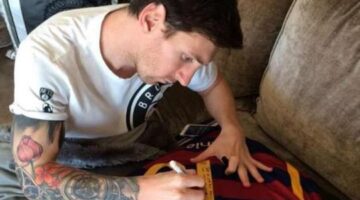 Messi sends Barcelona legend Ronaldinho signed No. 10 shirt