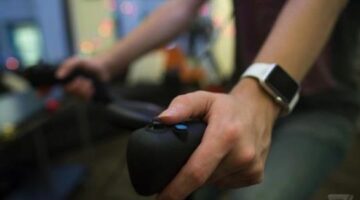 Exercising in virtual reality with the VirZoom motion controller