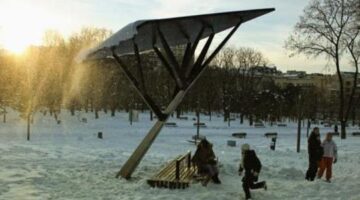 Strawberry trees: solar-powered street furniture to charge your devices
